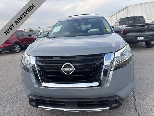 Boulder Gray Pearl 2024 Nissan Pathfinder Platinum FWD