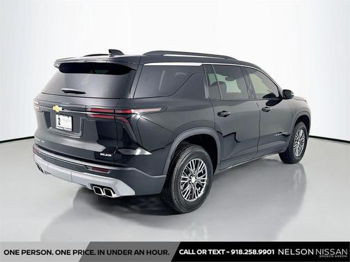 Mosaic Black Metallic 2026 Chevrolet Traverse LT