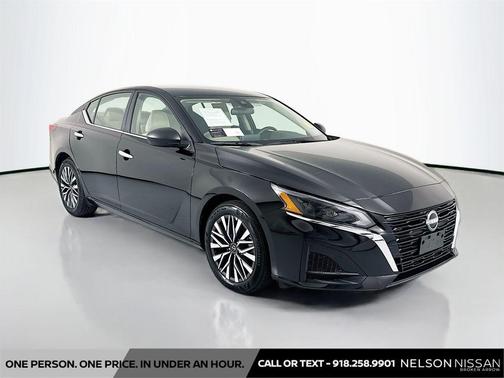 Super Black 2025 Nissan Altima 2.5 SV