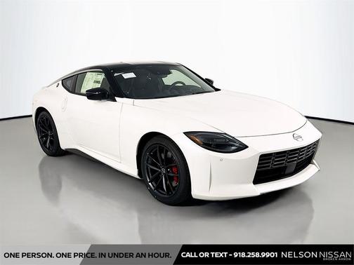 Pearl White Tricoat/Super Black 2026 Nissan Z Performance