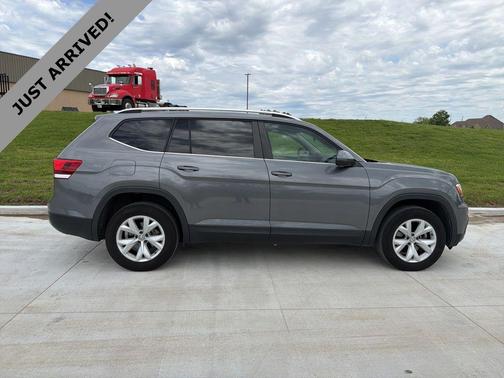 Platinum Gray Metallic 2019 Volkswagen Atlas 3.6L SE