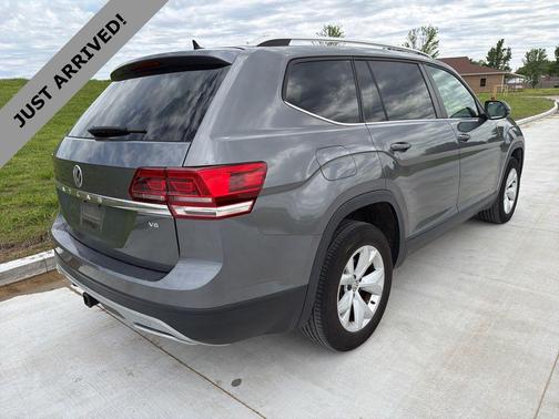 Platinum Gray Metallic 2019 Volkswagen Atlas 3.6L SE