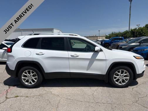 Bright White Clearcoat 2014 Jeep Cherokee Latitude