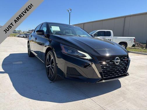 Super Black 2025 Nissan Altima SR AWD