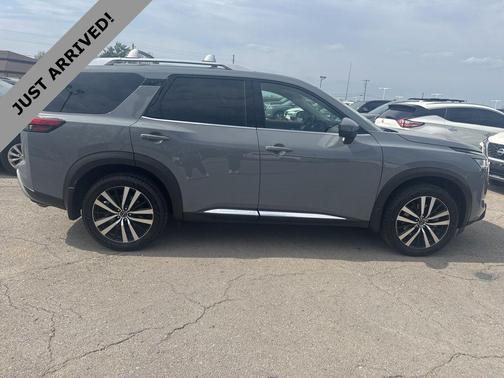 2024 Nissan Pathfinder Platinum FWD