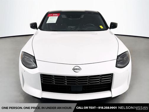 Everest White Pearl Tricoat/Super Black 2024 Nissan Z Performance Manual