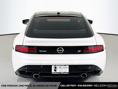 Everest White Pearl Tricoat/Super Black 2024 Nissan Z Performance Manual