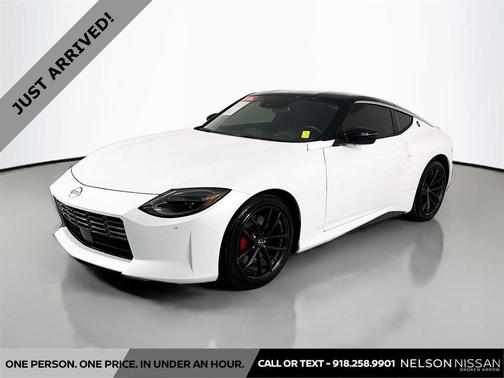 Everest White Pearl Tricoat/Super Black 2024 Nissan Z Performance Manual