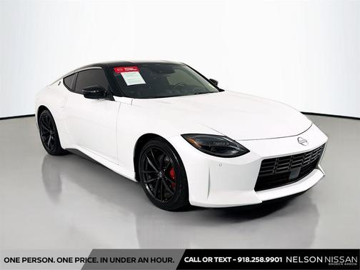 Everest White Pearl Tricoat/Super Black 2024 Nissan Z Performance Manual