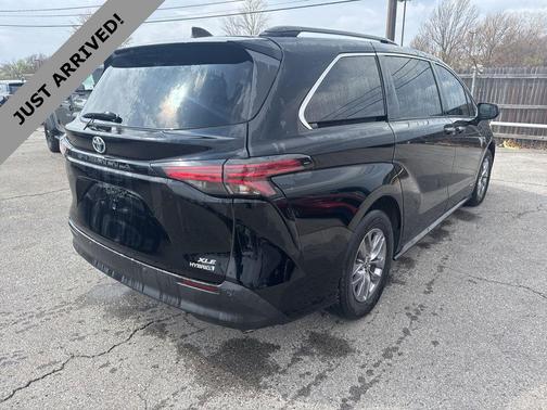 2021 Toyota Sienna XLE 8 Passenger