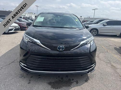 2021 Toyota Sienna XLE 8 Passenger