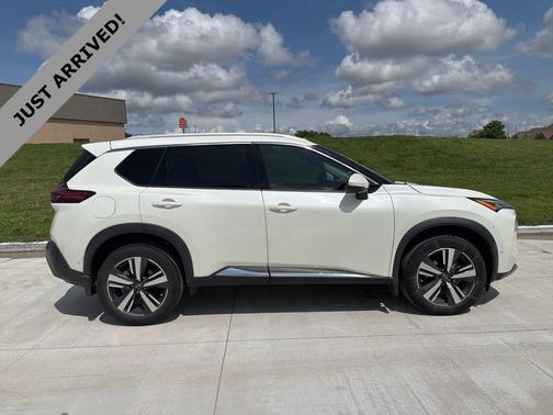 Pearl White Tricoat 2023 Nissan Rogue SL