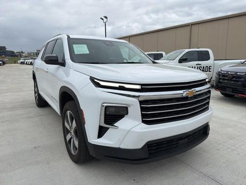 Summit White 2025 Chevrolet Traverse LT