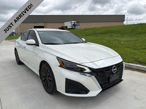 Pearl White Tricoat 2025 Nissan Altima 2.5 SV