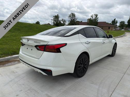 Pearl White Tricoat 2025 Nissan Altima 2.5 SV