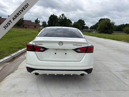 Pearl White Tricoat 2025 Nissan Altima 2.5 SV