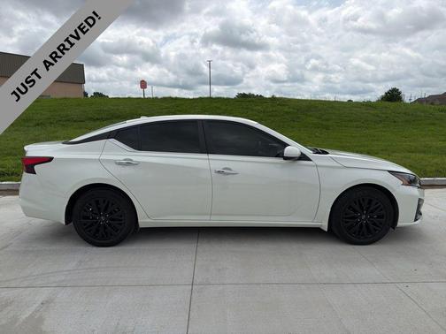 Pearl White Tricoat 2025 Nissan Altima 2.5 SV