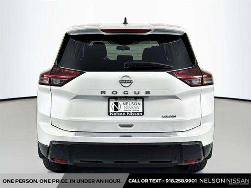 Everest White Pearl Tricoat 2026 Nissan Rogue SV