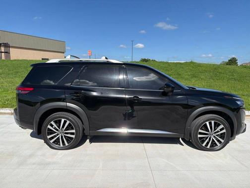 Super Black 2025 Nissan Pathfinder Platinum FWD
