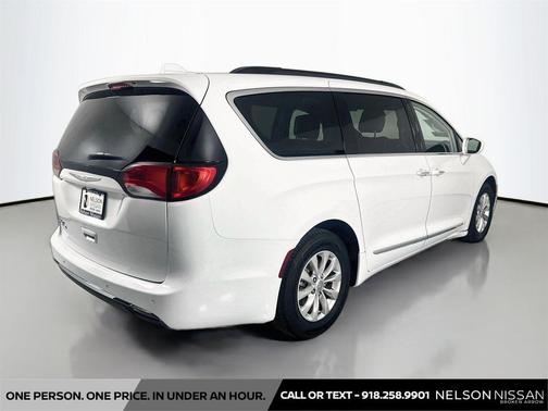 Bright White Clearcoat 2017 Chrysler Pacifica Touring-L