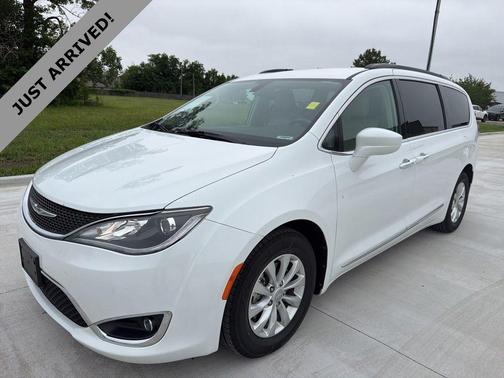 Bright White Clearcoat 2017 Chrysler Pacifica Touring-L
