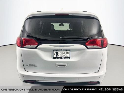 Bright White Clearcoat 2017 Chrysler Pacifica Touring-L