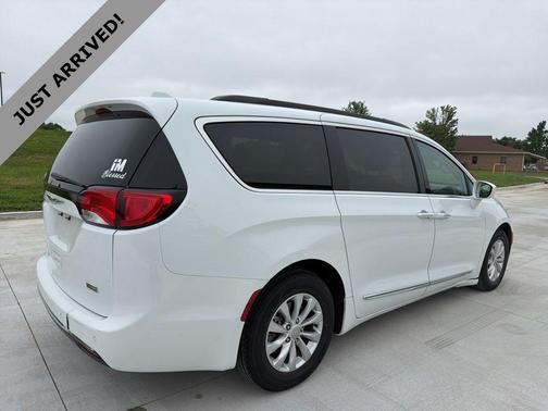 Bright White Clearcoat 2017 Chrysler Pacifica Touring-L