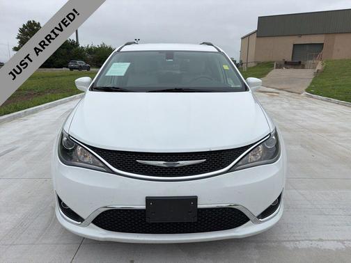 Bright White Clearcoat 2017 Chrysler Pacifica Touring-L