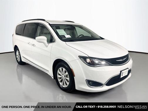 Bright White Clearcoat 2017 Chrysler Pacifica Touring-L