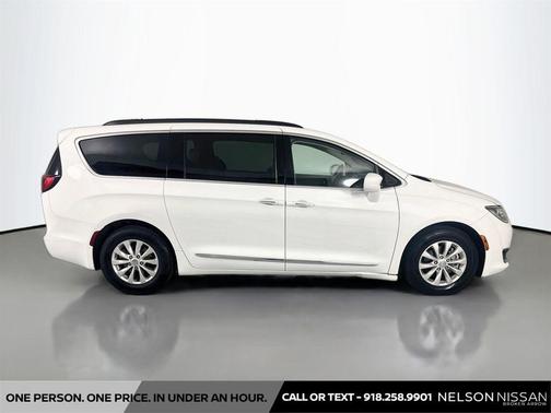 Bright White Clearcoat 2017 Chrysler Pacifica Touring-L