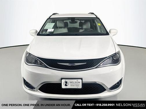 Bright White Clearcoat 2017 Chrysler Pacifica Touring-L