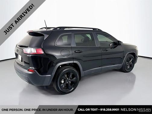 Diamond Black Crystal Pearlcoat 2019 Jeep Cherokee Altitude