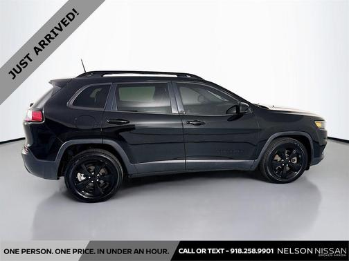 Diamond Black Crystal Pearlcoat 2019 Jeep Cherokee Altitude