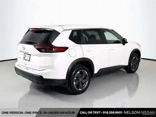 Everest White Pearl Tricoat 2026 Nissan Rogue SV