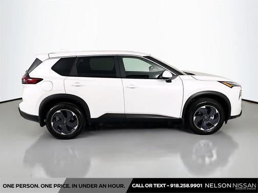 Everest White Pearl Tricoat 2026 Nissan Rogue SV