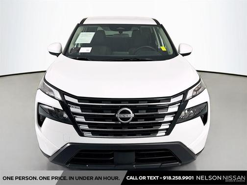 Everest White Pearl Tricoat 2026 Nissan Rogue SV