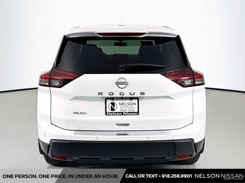 Everest White Pearl Tricoat 2026 Nissan Rogue SV