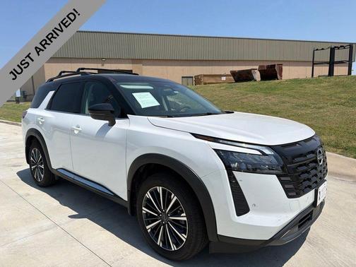 Everest White Pearl Tricoat/Super Black 2026 Nissan Pathfinder Platinum