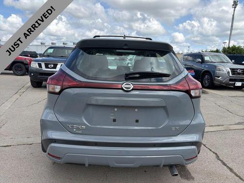 Boulder Gray Pearl 2021 Nissan Kicks SR