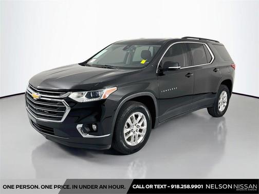 Mosaic Black Metallic 2021 Chevrolet Traverse LT Cloth
