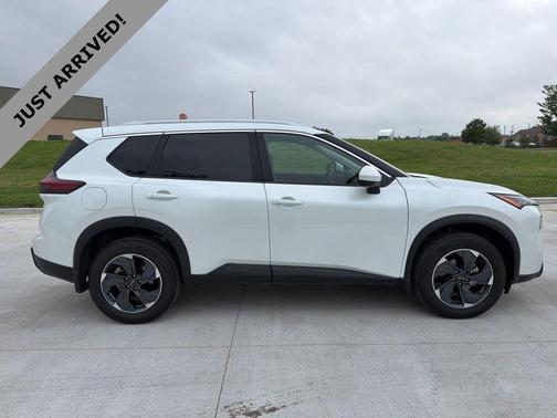 Everest White Pearl 2025 Nissan Rogue SV