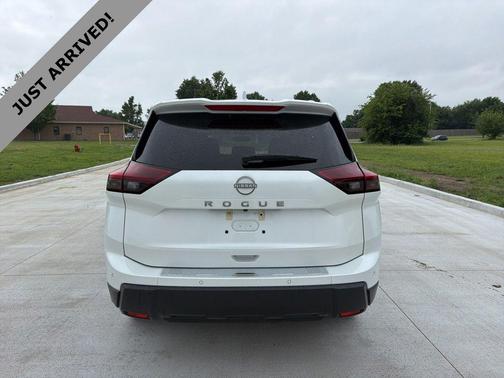 Everest White Pearl 2025 Nissan Rogue SV