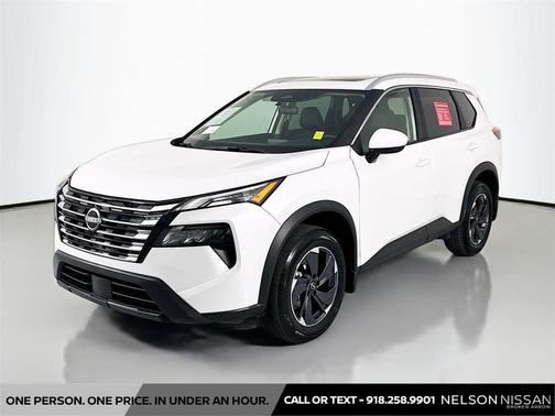 Everest White Pearl 2025 Nissan Rogue SV