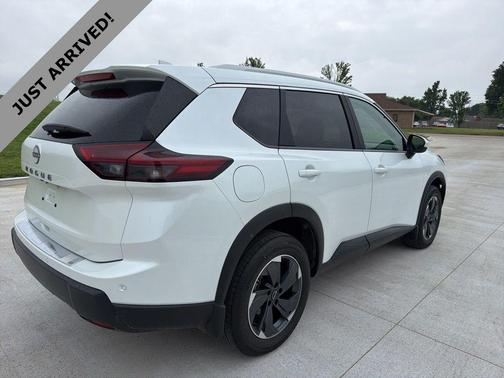 Everest White Pearl 2025 Nissan Rogue SV