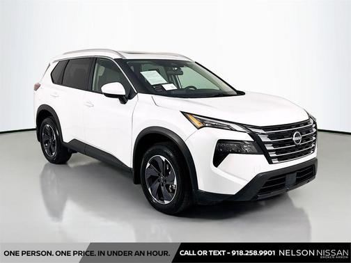 Everest White Pearl 2025 Nissan Rogue SV