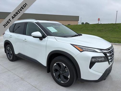 Everest White Pearl 2025 Nissan Rogue SV