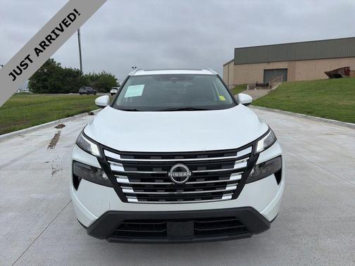 Everest White Pearl 2025 Nissan Rogue SV