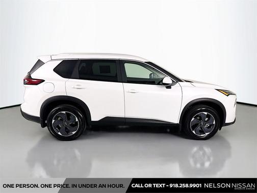 Everest White Pearl 2025 Nissan Rogue SV