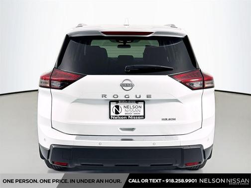 Everest White Pearl 2025 Nissan Rogue SV