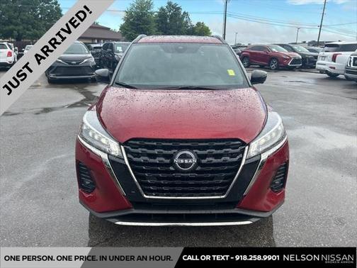 2022 Nissan Kicks SR